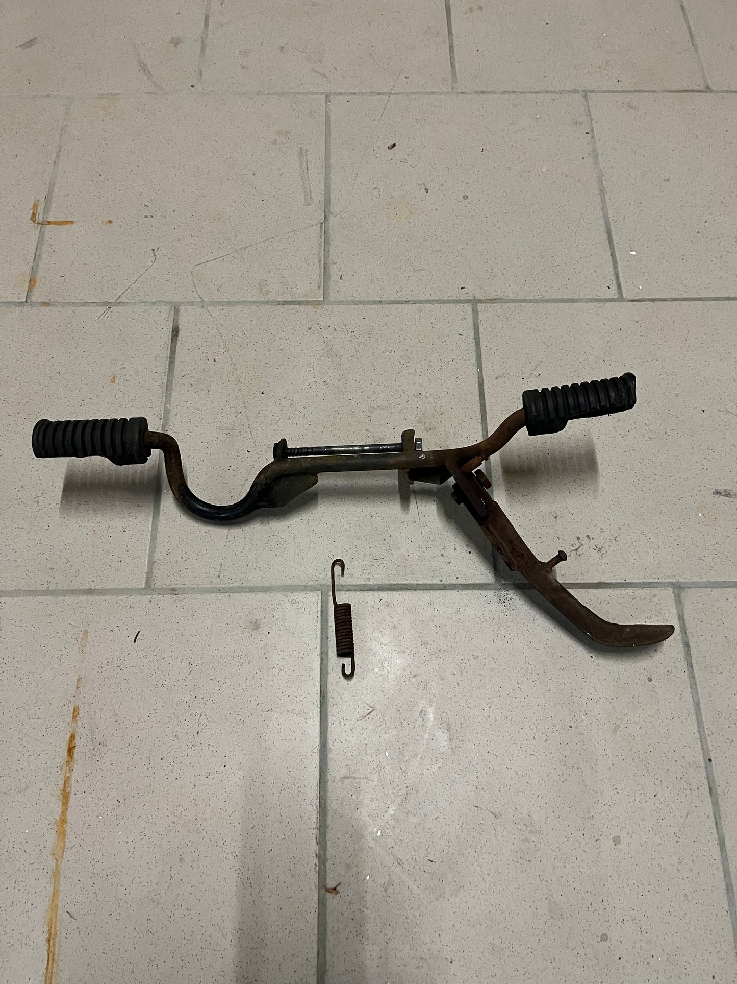 Barre Repose-Pied avec Béquille Latérale Complète – Yamaha Chappy