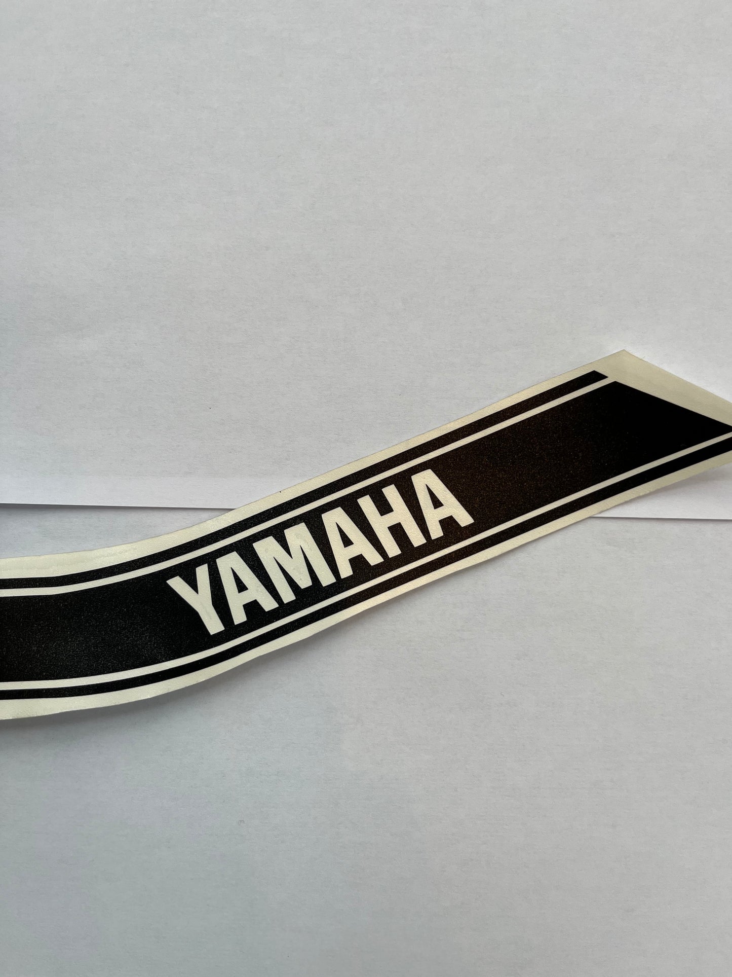 Yamaha Chappy, autocollant Chappy, cache batterie Chappy, autocollant noir Yamaha, pièce moto vintage, sticker Yamaha Chappy.