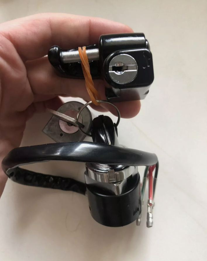 neiman et la serrure de selle neuf d'origine Honda dax