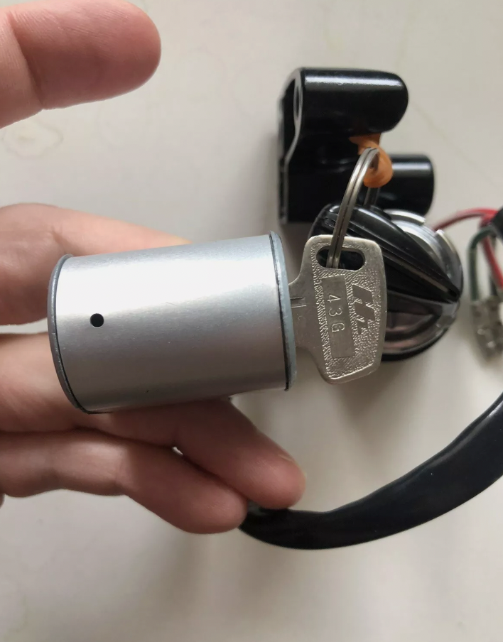 neiman et la serrure de selle neuf d'origine Honda dax
