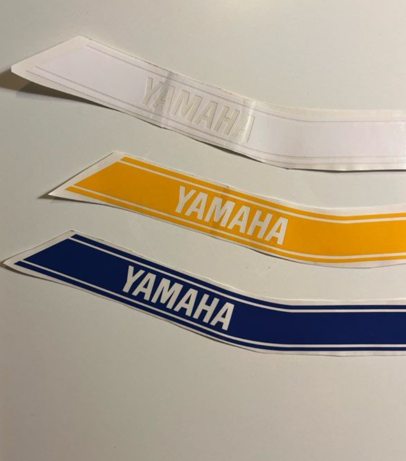 Autocollant au Choix – Cache Batterie Neuf Yamaha Chappy
Refabrication conforme à l’origine