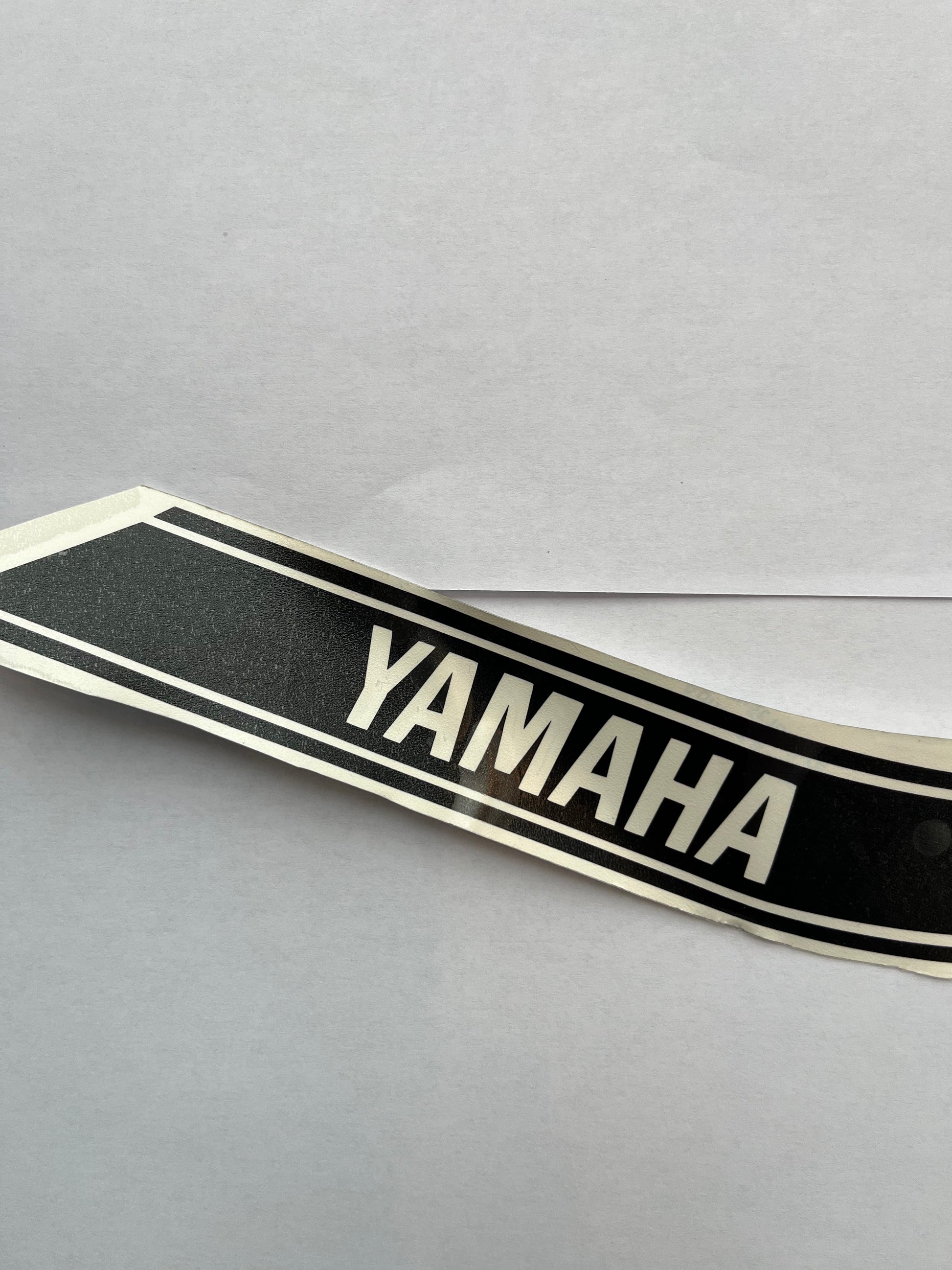 Yamaha Chappy, autocollant Chappy, cache batterie Chappy, autocollant noir Yamaha, pièce moto vintage, sticker Yamaha Chappy.