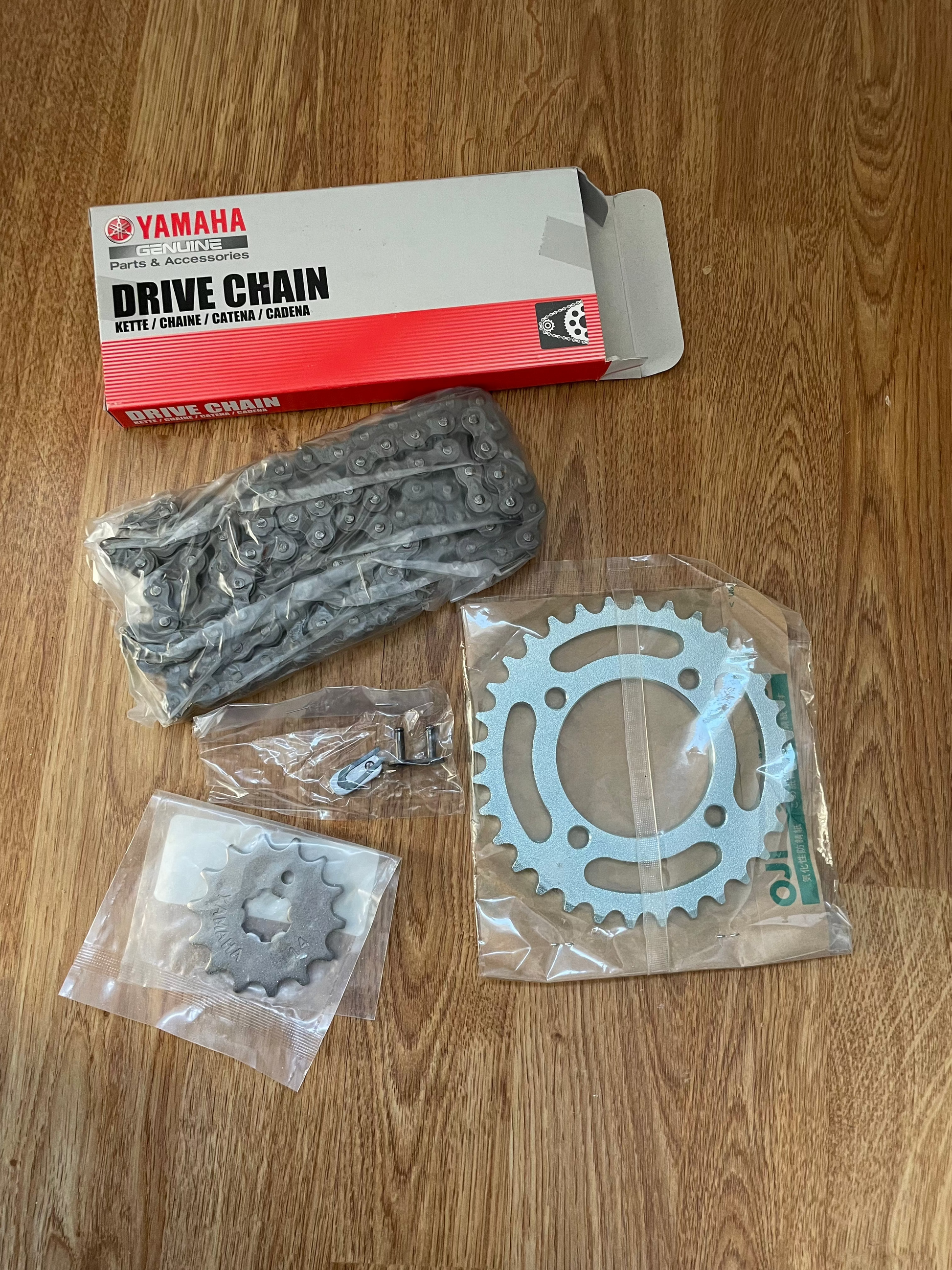 Kit chaine complet avec la courroie, les attaches rapides, la chaine neuf d'origine Yamaha Bop