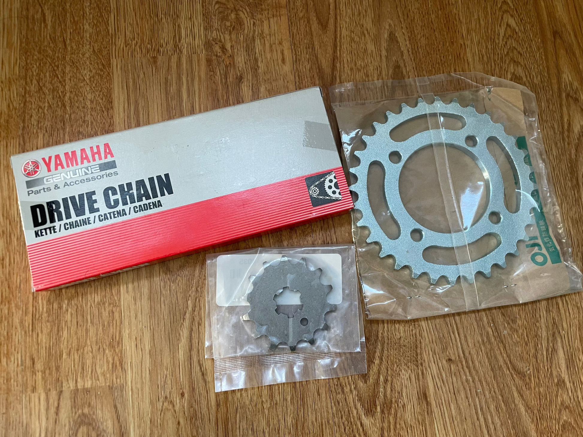 Kit chaine complet avec la courroie, les attaches rapides, la chaine neuf d'origine Yamaha Bop chappy