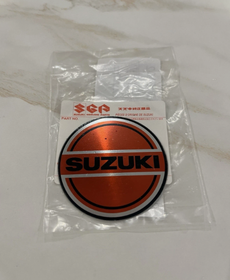 Suzuki VanVan RV Emblème moteur neuf d’origine