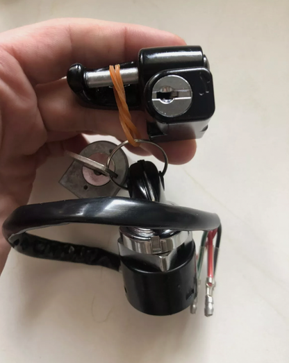 neiman et la serrure de selle neuf d'origine Honda dax